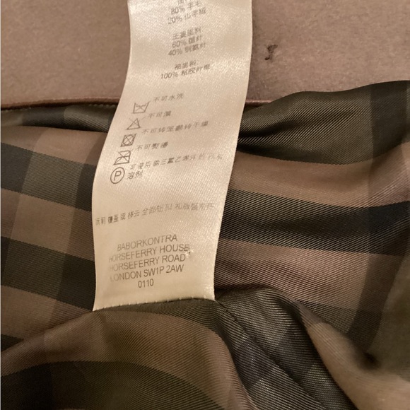 Burberry London Virgin Wool Coat
• Brown
• Pointed Collar
• Flap - Picture 10 of 12